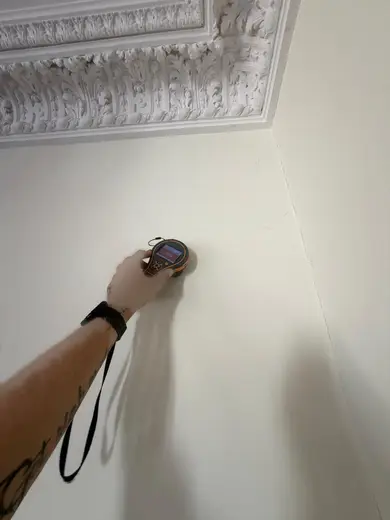 Moisture meter reading 999 REL in the reception room