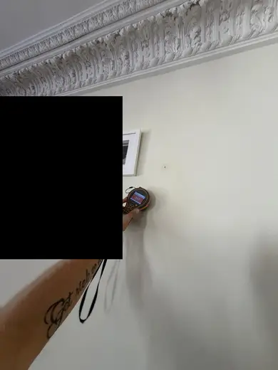 Moisture meter reading 843 REL in the reception room